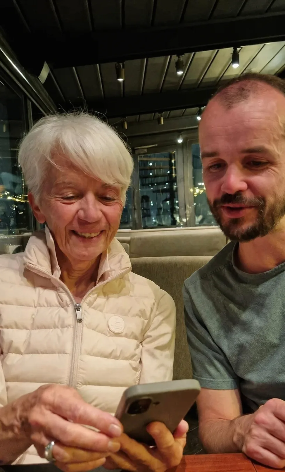 Thomas et sa mère, regardant Indigo ensemble